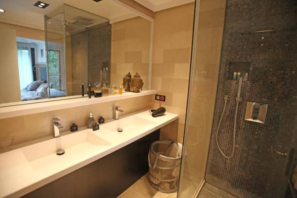 George In Apartment Neuilly-sur-Seine